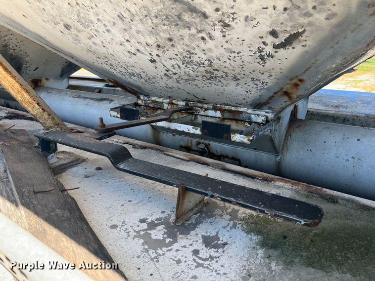 image for item MR9843 1986 Ford F9000  fertilizer delivery truck