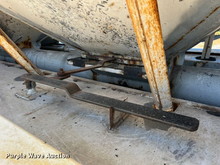 image for item MR9843 1986 Ford F9000  fertilizer delivery truck