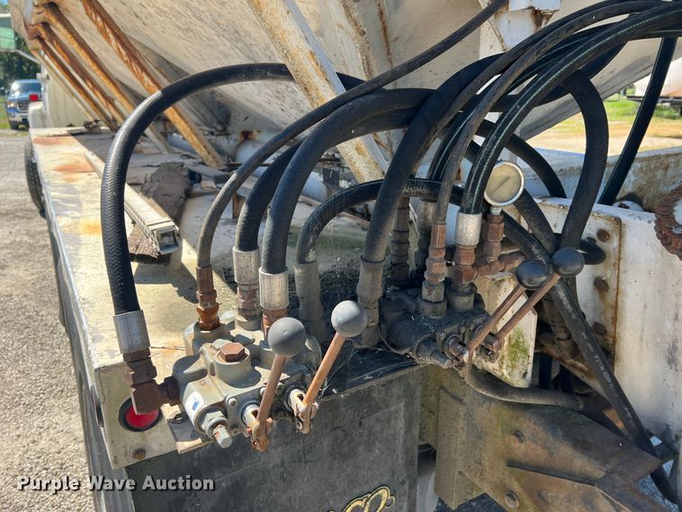 image for item MR9843 1986 Ford F9000  fertilizer delivery truck