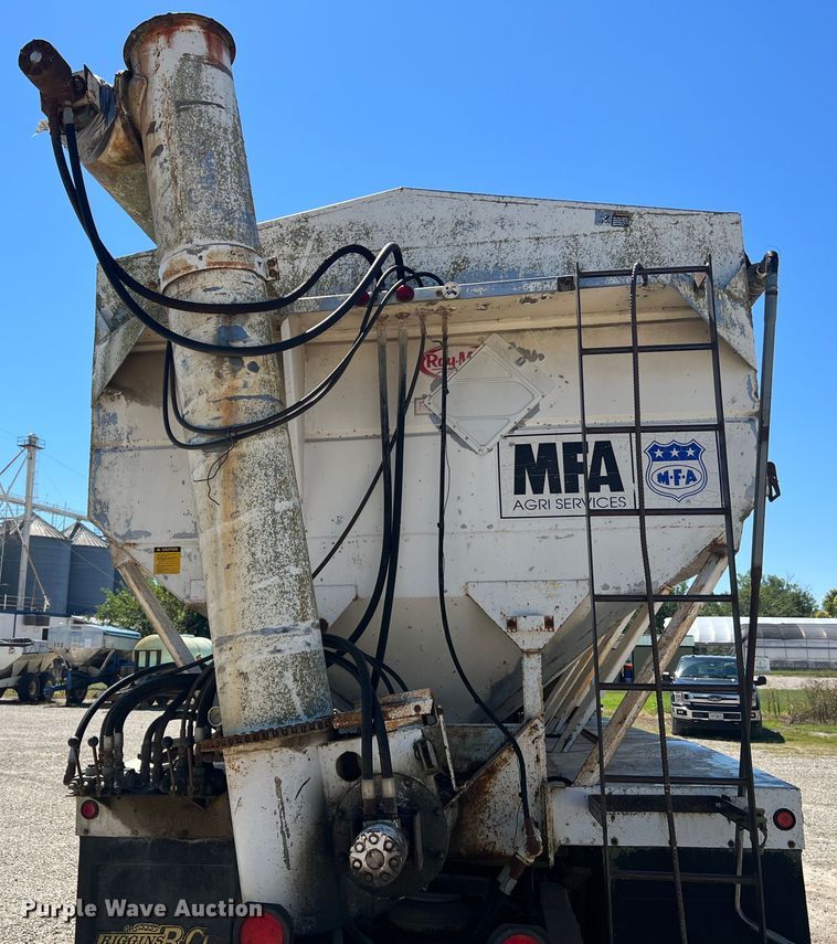 image for item MR9843 1986 Ford F9000  fertilizer delivery truck