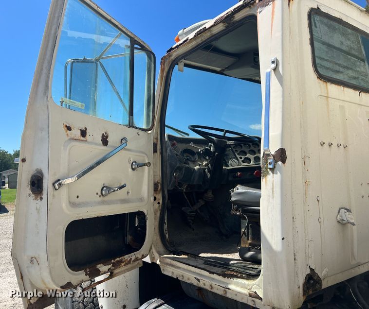 image for item MR9843 1986 Ford F9000  fertilizer delivery truck