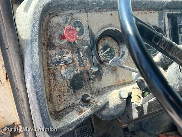 image for item MR9843 1986 Ford F9000  fertilizer delivery truck