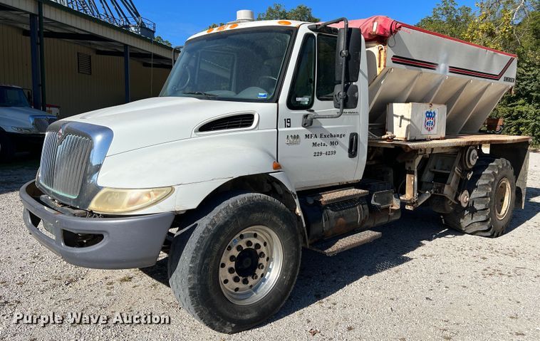 image for item MR9920 2005 International 4300  applicator truck