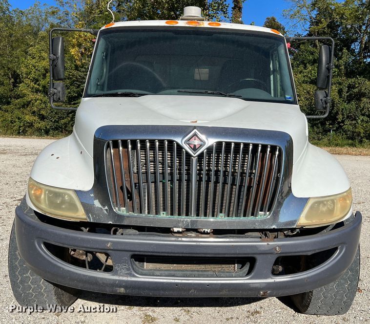 image for item MR9920 2005 International 4300  applicator truck