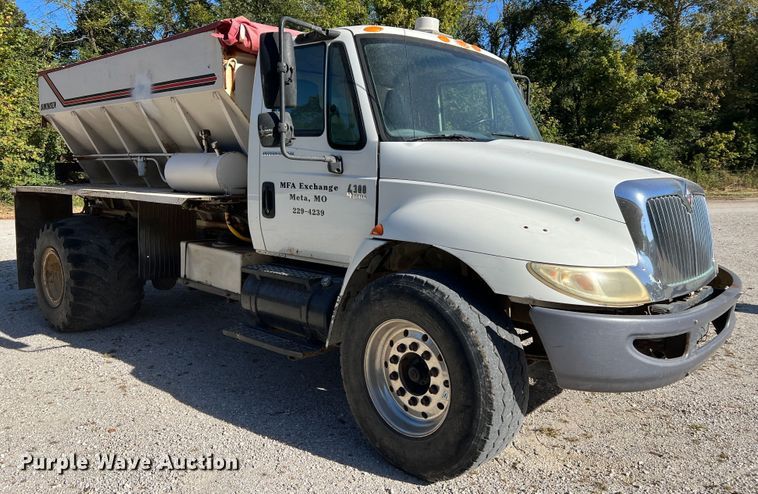 image for item MR9920 2005 International 4300  applicator truck