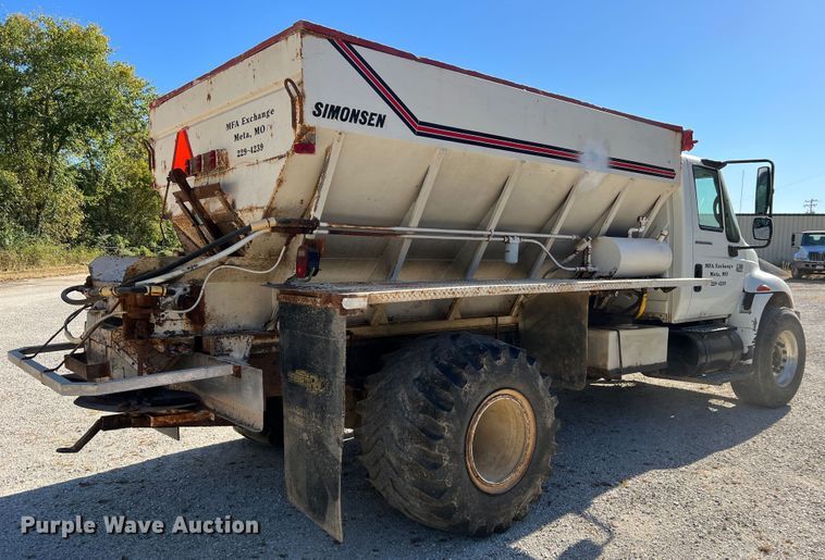 image for item MR9920 2005 International 4300  applicator truck