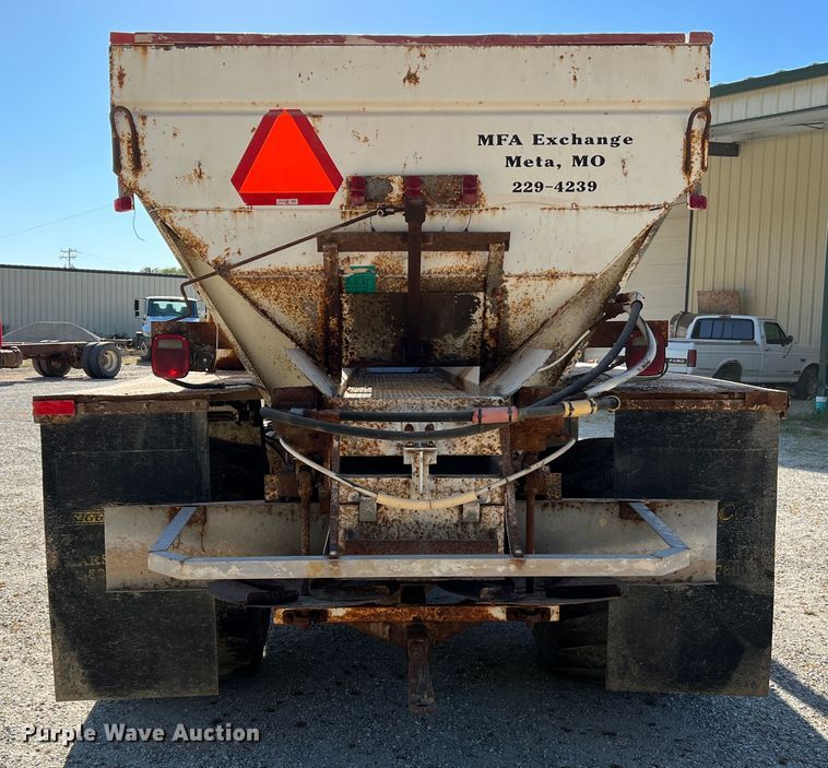 image for item MR9920 2005 International 4300  applicator truck