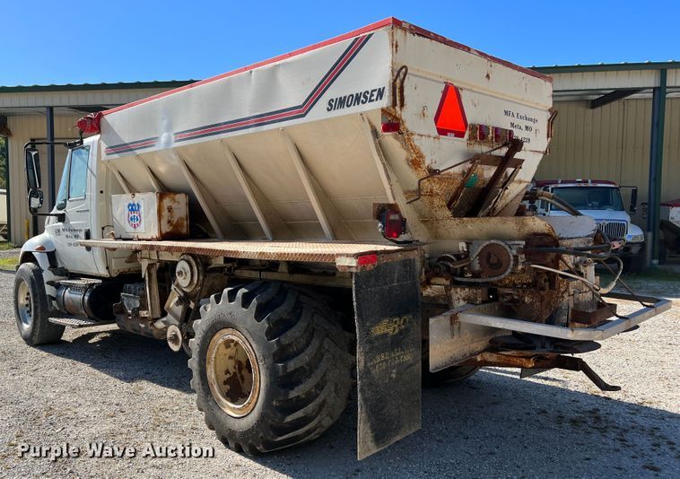 image for item MR9920 2005 International 4300  applicator truck