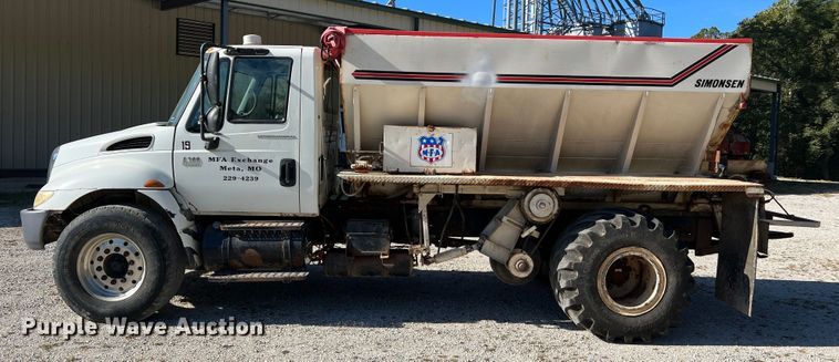 image for item MR9920 2005 International 4300  applicator truck