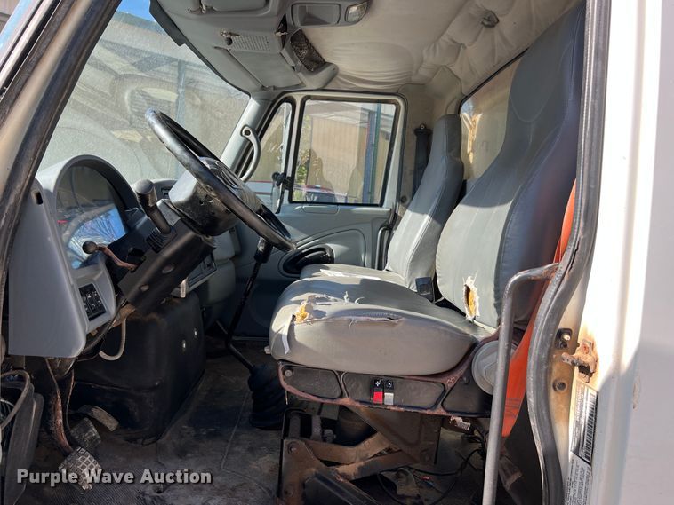 image for item MR9920 2005 International 4300  applicator truck