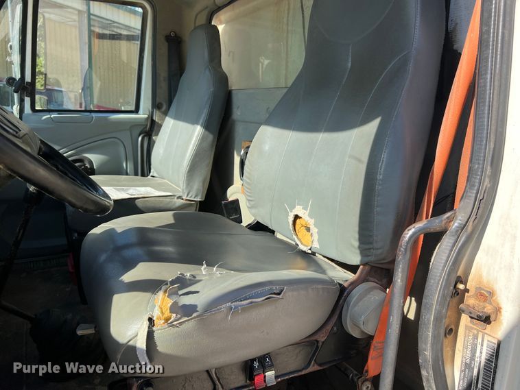 image for item MR9920 2005 International 4300  applicator truck