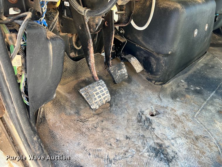 image for item MR9920 2005 International 4300  applicator truck