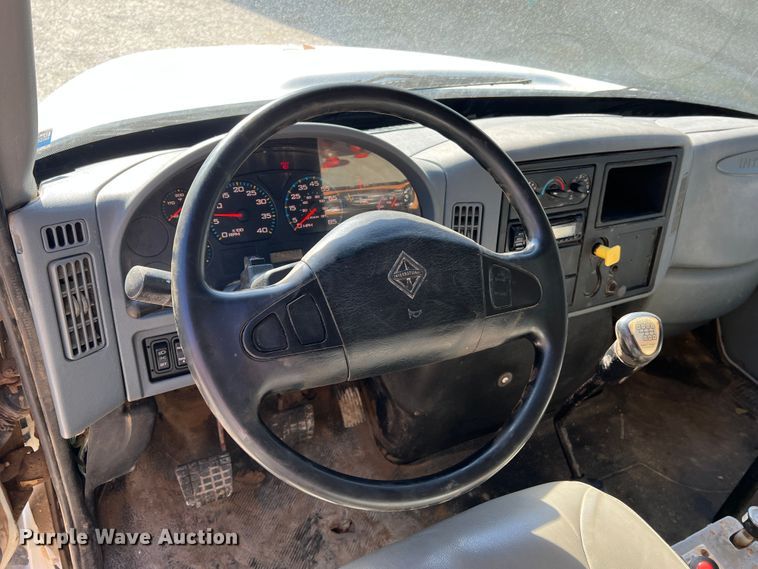 image for item MR9920 2005 International 4300  applicator truck