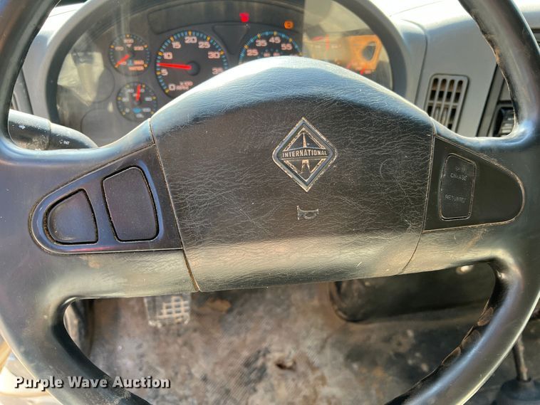 image for item MR9920 2005 International 4300  applicator truck