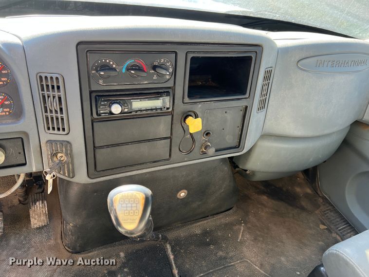 image for item MR9920 2005 International 4300  applicator truck