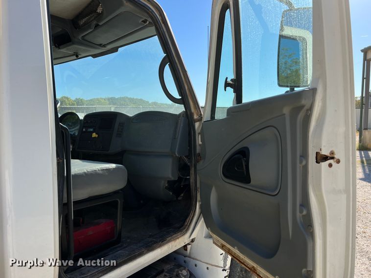 image for item MR9920 2005 International 4300  applicator truck