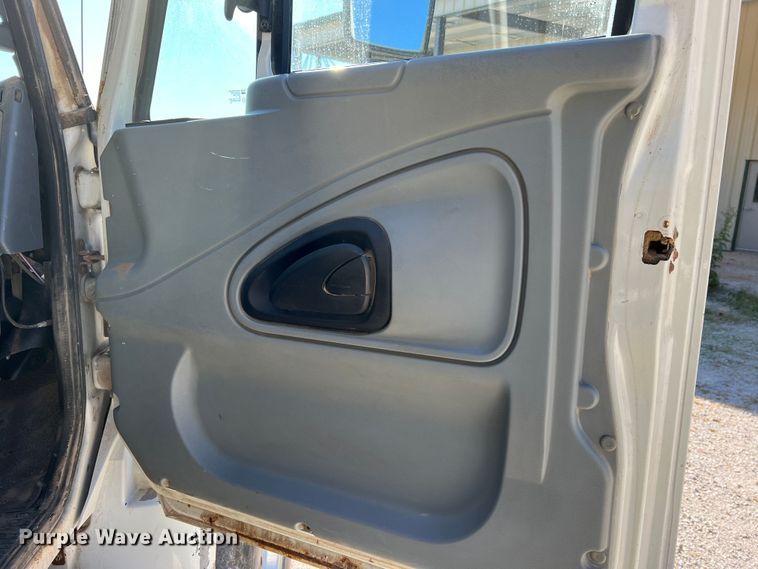 image for item MR9920 2005 International 4300  applicator truck