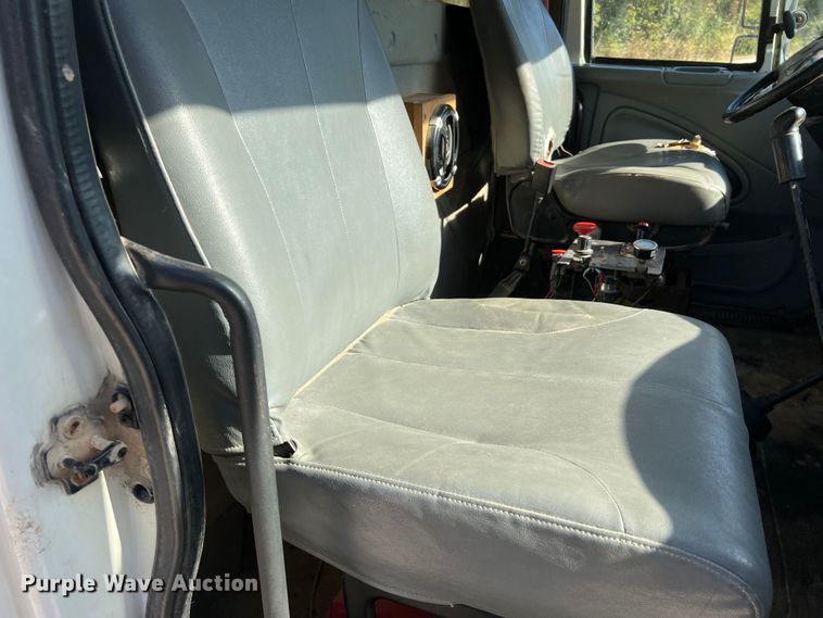 image for item MR9920 2005 International 4300  applicator truck