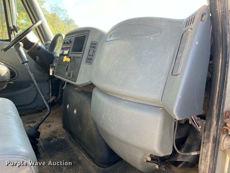 image for item MR9920 2005 International 4300  applicator truck