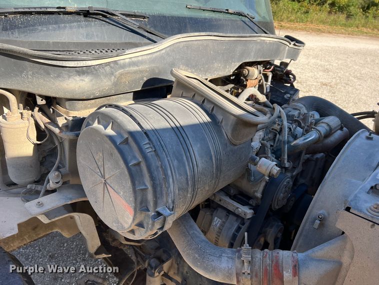 image for item MR9920 2005 International 4300  applicator truck