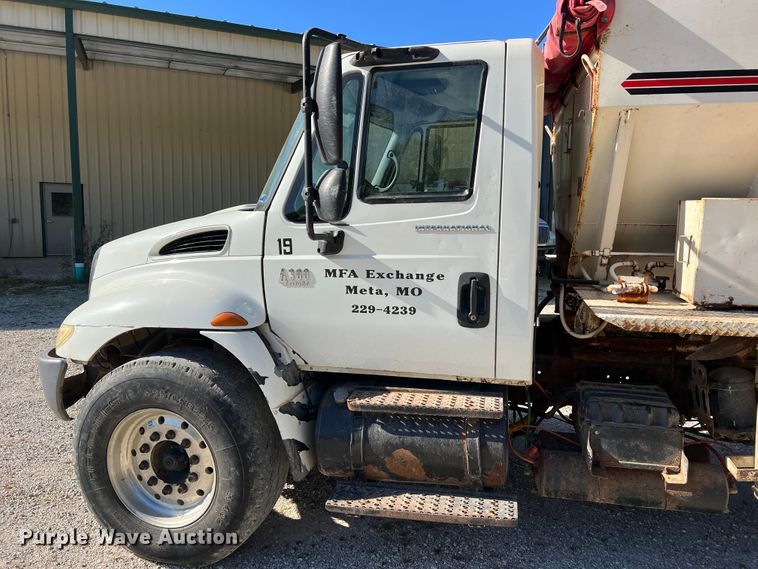 image for item MR9920 2005 International 4300  applicator truck