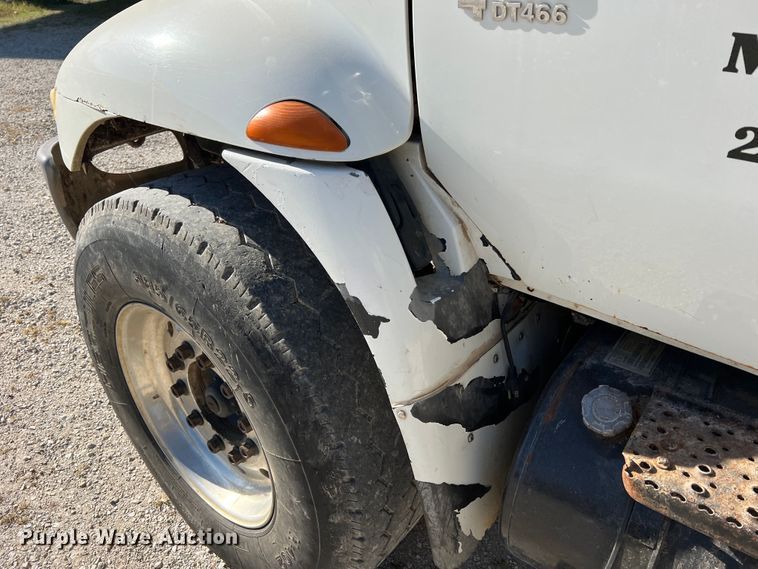 image for item MR9920 2005 International 4300  applicator truck