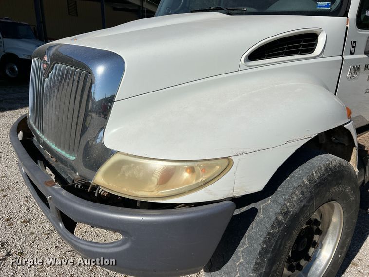 image for item MR9920 2005 International 4300  applicator truck