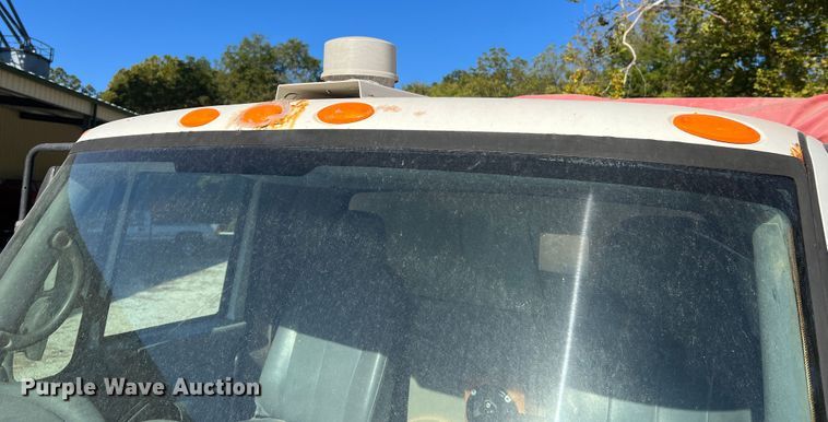 image for item MR9920 2005 International 4300  applicator truck