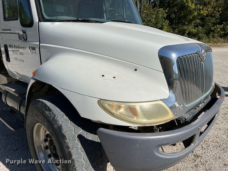 image for item MR9920 2005 International 4300  applicator truck