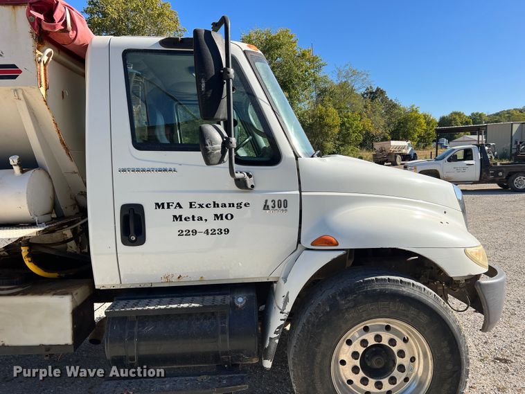 image for item MR9920 2005 International 4300  applicator truck