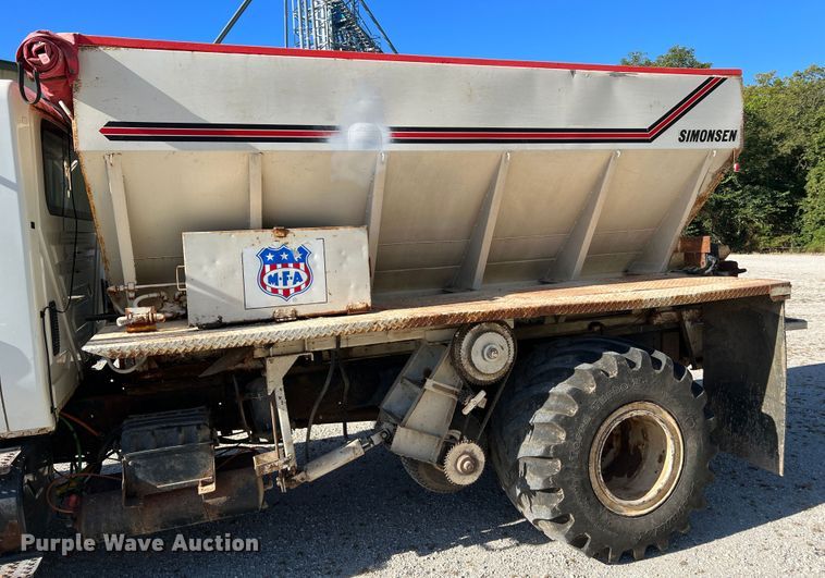 image for item MR9920 2005 International 4300  applicator truck