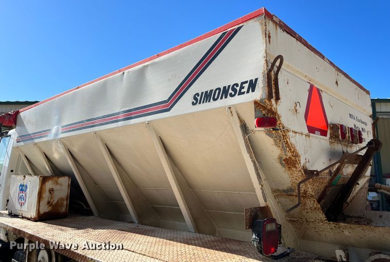 image for item MR9920 2005 International 4300  applicator truck