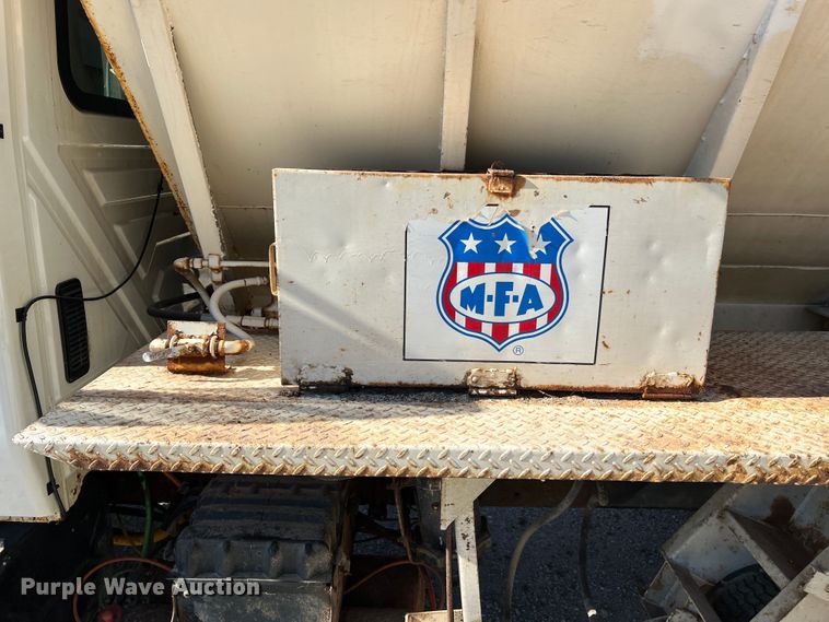 image for item MR9920 2005 International 4300  applicator truck