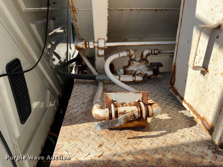 image for item MR9920 2005 International 4300  applicator truck