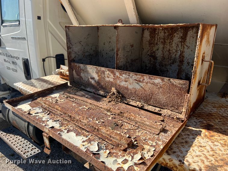 image for item MR9920 2005 International 4300  applicator truck