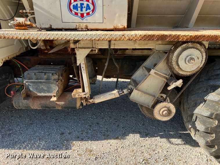 image for item MR9920 2005 International 4300  applicator truck