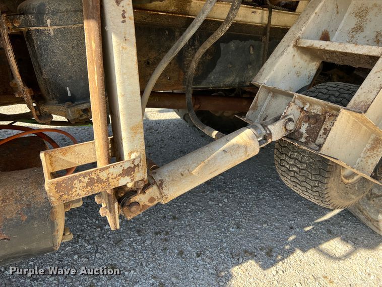 image for item MR9920 2005 International 4300  applicator truck