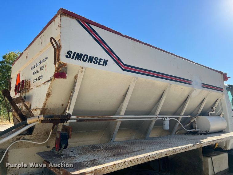 image for item MR9920 2005 International 4300  applicator truck