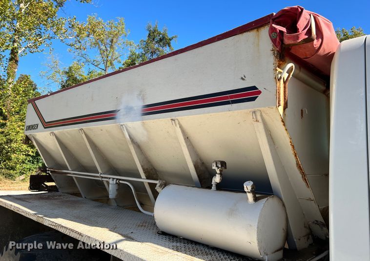 image for item MR9920 2005 International 4300  applicator truck