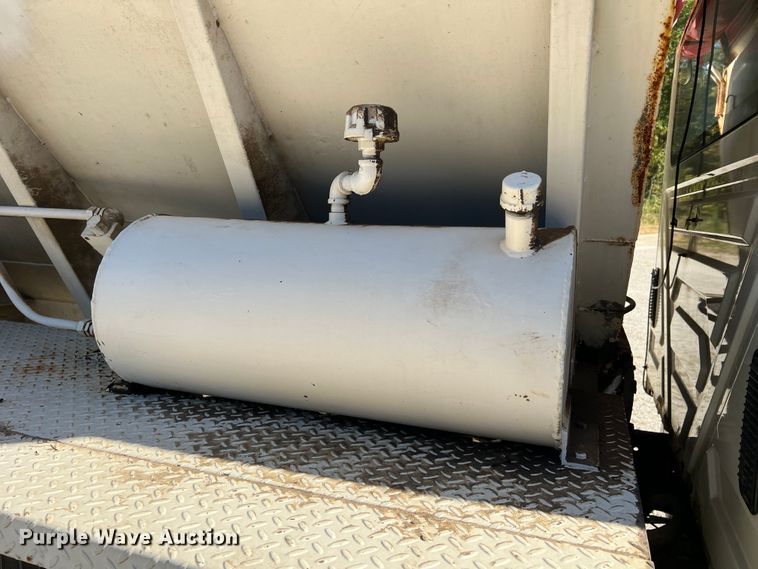 image for item MR9920 2005 International 4300  applicator truck