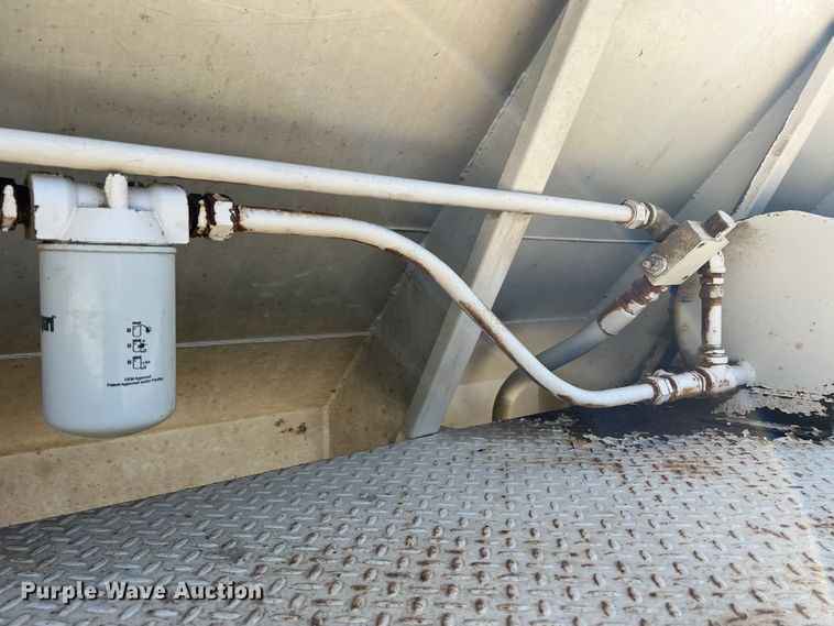 image for item MR9920 2005 International 4300  applicator truck