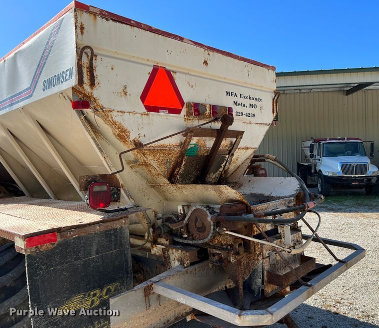 image for item MR9920 2005 International 4300  applicator truck