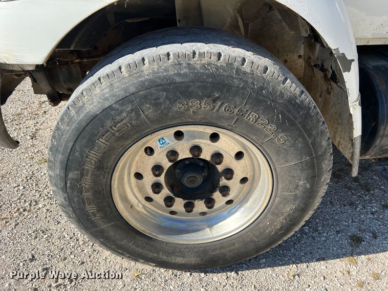 image for item MR9920 2005 International 4300  applicator truck