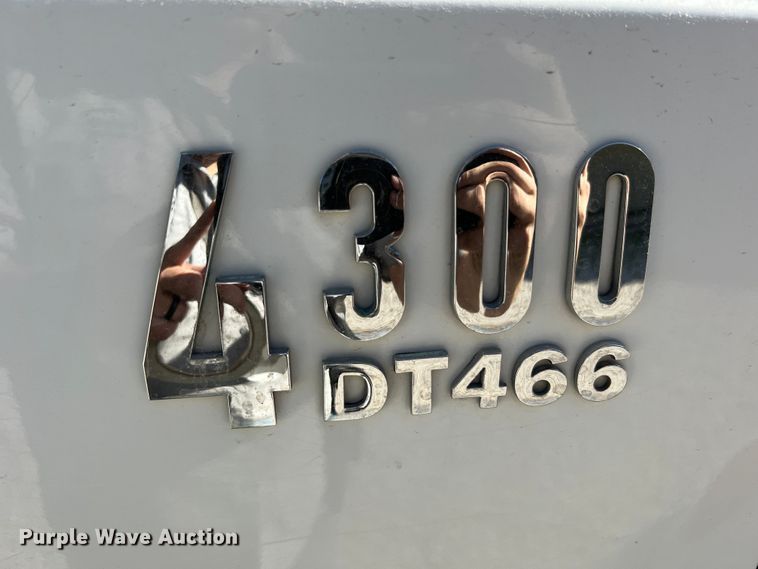 image for item MR9920 2005 International 4300  applicator truck