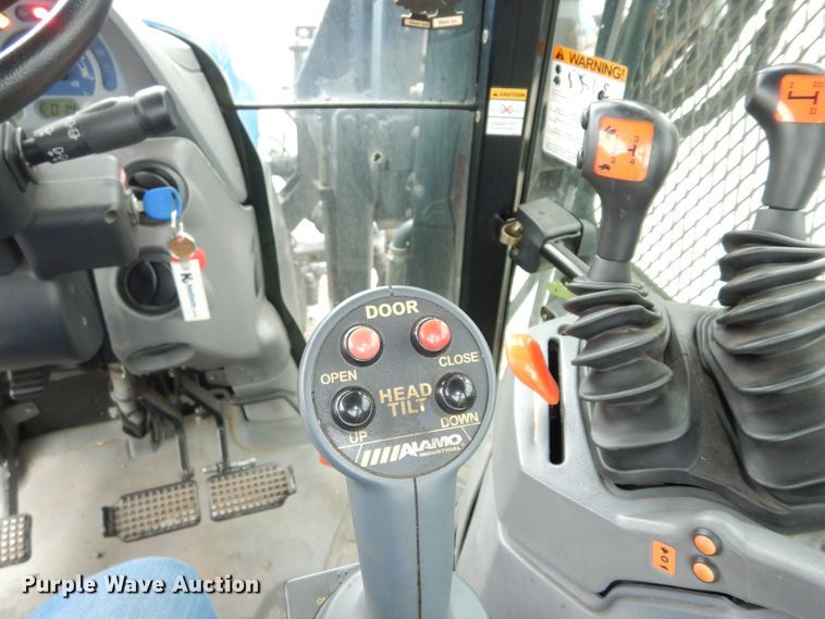 image for item DM3166 2004 New Holland TS115A  tractor