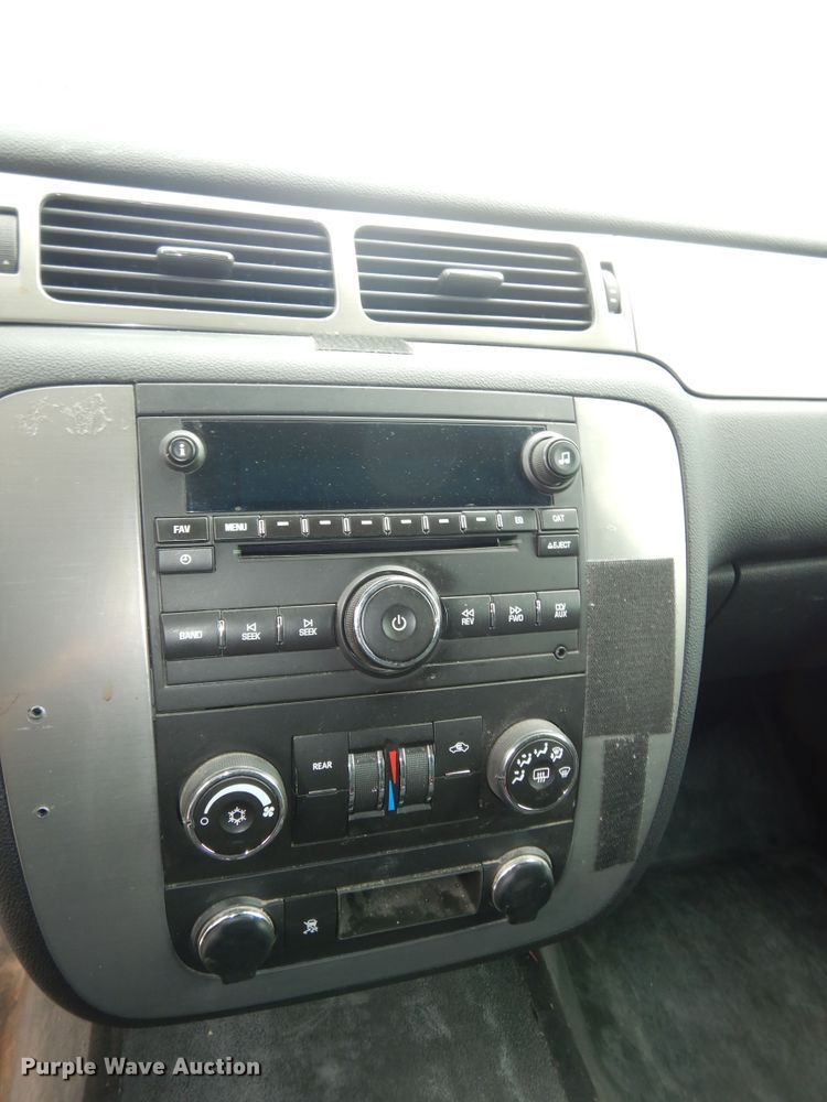 image for item DM3189 2010 Chevrolet Suburban LS  SUV