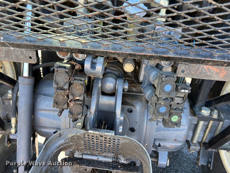 image for item IA9226 2002 New Holland TS100  tractor