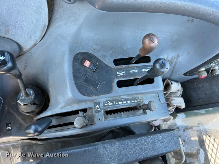 image for item IA9226 2002 New Holland TS100  tractor