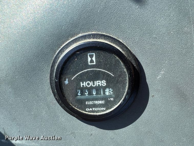 image for item IA9226 2002 New Holland TS100  tractor