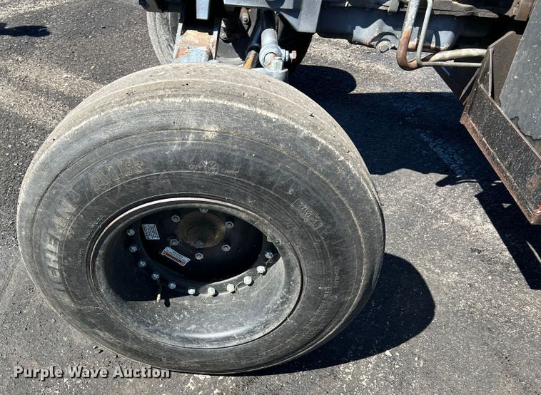 image for item IA9226 2002 New Holland TS100  tractor